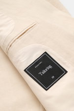 Innenansicht des cremefarbenen Percival Sakko 'Tailored Linen' aus Leinen-Baumwoll-Mix mit Innentaschen und halb gefüttertem Innenfutter.