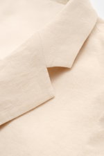 Nahaufnahme des fallenden Revers vom Percival Sakko 'Tailored Linen' creme aus atmungsaktivem Leinen-Baumwoll-Mix, Slim Fit.