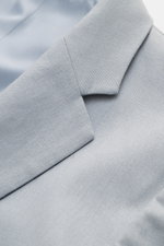 Percival Sakko 'Tailored Linen' rauchblau, Nahaufnahme des fallenden Revers aus atmungsaktivem Leinen-Baumwoll-Mix in Slim Fit, leicht griffige Qualität.