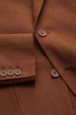 Nahaufnahme des braunen Percival Sakko 'Tailored Linen' aus Leinen-Baumwoll-Mix, mit Knöpfen an Ärmel und fallendem Revers.