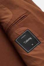 Nahaufnahme des braunen Percival Sakko 'Tailored Linen' mit Blick auf die Innennaht, Innentasche und das Label aus Leinen-Baumwoll-Mix.