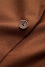 Alt-Tag (124 Zeichen): Nahaufnahme des braunen Percival Sakko 'Tailored Linen' mit Knopf, feiner Leinen-Baumwoll-Mischung und strukturierter Oberfläche.