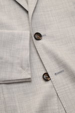 Nahaufnahme des Colombo Cashmere Sakkos 'Robert' hellgrau meliert aus gekämmtem Cashmere 4.0 mit Slim Fit, fallendem Revers und zwei Knöpfen, fotografiert von oben.
