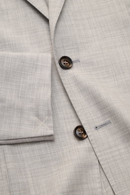 Nahaufnahme des Colombo Cashmere Sakkos 'Robert' hellgrau meliert aus gekämmtem Cashmere 4.0 mit Slim Fit, fallendem Revers und zwei Knöpfen, fotografiert von oben.