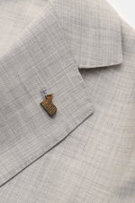 Nahaufnahme aus schräger Perspektive des fallenden Revers am Colombo Cashmere Sakko 'Robert' hellgrau meliert aus leichter, gekämmter 4.0 Cashmere-Qualität.