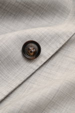 Nahaufnahme des hellgrau melierten Colombo Cashmere Sakko 'Robert' mit sichtbarem Knopf und feiner Struktur, Slim Fit, leichter Gekämmter Cashmere 4.0 Qualität.