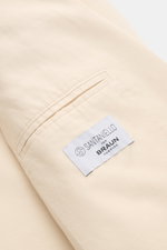 Nahaufnahme des Santaniello Sakko creme von innen, zeigt die Innentasche mit SANTANIELLO per BRAUN Hamburg Label, modernes Tailoring, weicher Griff, Slim Fit, Unconstructed Design.