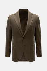 Santaniello Sakko dunkelbraun, frontale Nahaufnahme, Slim Fit, Baumwolle-Leinen-Mohair-Mix, tailliert, zwei Knöpfe, Revers mit Label-Pin, Brust- und Hüfttaschen.