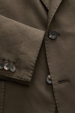 Santaniello Sakko dunkelbraun im Detail von oben fotografiert mit Slim Fit, Baumwolle-Leinen-Mohair-Mix, tailliertem Zwei-Knopf-Stil und Kissing Buttons.
