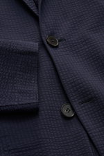 Harris Wharf London Seersucker-Blazer navy, Nahaufnahme von Knöpfen, Brust- und aufgesetzter Hüfttasche, Baumwoll-Mix, Slim Fit, ungefüttert.