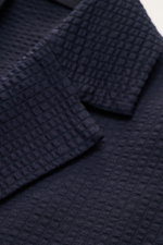 Nahaufnahme des Harris Wharf London Seersucker-Blazer navy im Unconstructed-Design aus Baumwoll-Mix mit Slim Fit, fallendem Revers und Seersucker-Struktur.