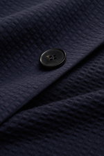 Nahaufnahme des navyfarbenen Harris Wharf London Seersucker-Blazers mit Knopf und strukturierter Baumwoll-Mix-Oberfläche.