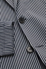 Harris Wharf London Seersucker-Blazer dark navy/hellgrau gestreift, Nahaufnahme von Knöpfen, fallendem Revers, Brust- und Hüfttaschen, Baumwoll-Mix im Slim Fit, ungefüttert.