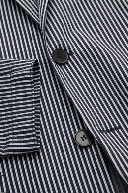 Harris Wharf London Seersucker-Blazer dark navy/hellgrau gestreift, Nahaufnahme von Knöpfen, fallendem Revers, Brust- und Hüfttaschen, Baumwoll-Mix im Slim Fit, ungefüttert.