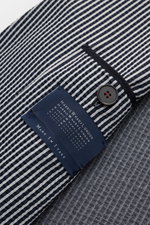 Harris Wharf London Seersucker-Blazer dark navy/hellgrau gestreift, Detailaufnahme Innenfutter mit Label, Knopf, Baumwoll-Mix, Seersucker, Slim Fit.