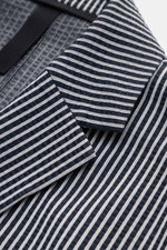 Harris Wharf London Seersucker-Blazer dark navy/hellgrau gestreift, sportiver Slim Fit, Baumwoll-Mix, fallendes Revers, zwei Knöpfe, Detailaufnahme von oben.