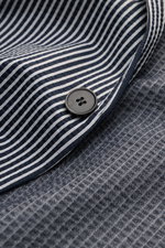 Harris Wharf London Seersucker-Blazer dark navy/hellgrau gestreift, Detailaufnahme von Knopf und Stoffstruktur im Slim Fit, Baumwoll-Mix, ungefüttert.
