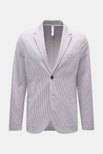 Harris Wharf London Seersucker-Blazer grau/weiß gestreift, slim fit, ungefüttert, zwei-Knopf-Stil, fallendes Revers, Brust- und Hüfttaschen, frontal fotografiert.