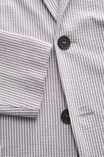 Harris Wharf London Seersucker-Blazer grau/weiß gestreift, slim fit, Zwei-Knopf-Stil, fallendes Revers, Detailaufnahme von vorne, Baumwoll-Mix mit Seersucker-Struktur.