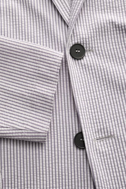 Harris Wharf London Seersucker-Blazer grau/weiß gestreift, slim fit, Zwei-Knopf-Stil, fallendes Revers, Detailaufnahme von vorne, Baumwoll-Mix mit Seersucker-Struktur.