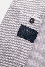 Nahaufnahme des Innenfutters mit Etikett des Harris Wharf London Seersucker-Blazer grau/weiß gestreift, Baumwoll-Mix, Slim Fit, ungefüttert.