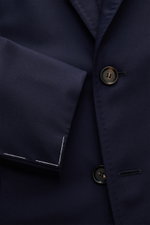 Close-up front view of the Stile Latino Sakko 'Vincenzo' dark navy, showing the soft wool gabardine fabric, three-button slim fit style, and unfinished sleeve cuffs. Das leichte Sakko 'Vincenzo' von STILE LATINO im Drei-Knopf-Stil überzeugt mit zeitloser 