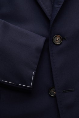 Close-up front view of the Stile Latino Sakko 'Vincenzo' dark navy, showing the soft wool gabardine fabric, three-button slim fit style, and unfinished sleeve cuffs. Das leichte Sakko 'Vincenzo' von STILE LATINO im Drei-Knopf-Stil überzeugt mit zeitloser 