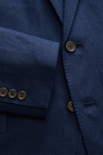 Nahaufnahme aus seitlicher Perspektive des Polo Ralph Lauren Leinensakko navy aus reinem Leinen mit Slim Fit, fallendem Revers, zwei Knöpfen und Ärmelknöpfen.