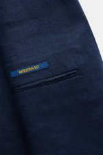 Nahaufnahme des Polo Ralph Lauren Leinensakko navy, Slim Fit, reines Leinen, weicher Griff, mit Modern Fit Label, seitliche Hüfttasche sichtbar.