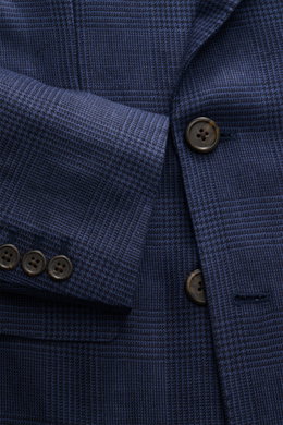 Close-up front view of Polo Ralph Lauren Sakko navy/schwarz kariert showing Prince-of-Wales check, buttons, and lapel details.

Description: <p>Setzen Sie ein Statement mit diesem edlen Sakko von POLO RALPH LAUREN: klassisches Prince-of-Wales Karo sowie S
