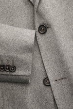 Corneliani Sakko grau gemustert, Detailansicht von vorne, feiner Fischgrat, Seide-Cashmere-Mix, Slim Fit, Knöpfe und Revers sichtbar.