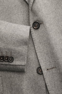 Corneliani Sakko grau gemustert, Detailansicht von vorne, feiner Fischgrat, Seide-Cashmere-Mix, Slim Fit, Knöpfe und Revers sichtbar.