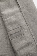 Nahaufnahme des Corneliani Sakko grau gemustert aus Seide-Cashmere-Mix mit feinem Fischgratmuster, Innentasche und Label, seitliche Perspektive.
