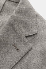Nahaufnahme des grauen Corneliani Sakko grau gemustert mit feinem Fischgrat, fallendem Revers und softer Seiden-Cashmere-Qualität.