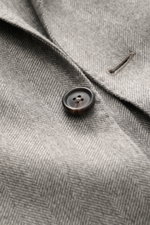 Corneliani Sakko grau gemustert aus Seide-Cashmere mit feinem Fischgrat, Nahaufnahme Knopf und Revers, softer Griff, Slim Fit, italienische Meisterhand.