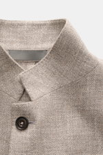 Corneliani Sakko grau/hellbraun meliert in Slim Fit, Nahaufnahme von Kragen, Knopf, melierter Schurwoll-Seiden-Mix, weicher Griff.