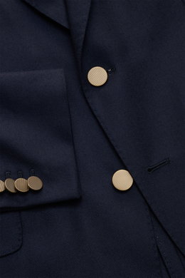 Nahaufnahme aus schräger Perspektive des Boglioli Sakko 'K. Jacket' navy mit goldfarbenen Kissing Buttons, reiner Wolle, Leinwandbindung, Slim Fit, Zwei-Knopf-Stil, Spitzrevers, Brusttasche, Hüfttaschen mit Patte, rückwärtigen Seitenschlitzen und Unconstr
