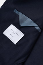 Nahaufnahme des Boglioli Sakko 'K. Jacket' navy aus reiner Wolle mit strukturierter Leinwandbindung, Innenfutter und Markenlabel, Detailansicht ideal für den Business-Trip.