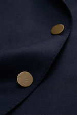 Nahaufnahme des Boglioli Sakkos 'K. Jacket' navy mit tailliertem Schnitt, reiner Wolle, strukturierter Leinwandbindung und goldfarbenen Kissing Buttons.