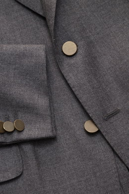 Nahaufnahme des Boglioli Sakko 'K. Jacket' graubraun meliert, Front links mit tailliertem Zwei-Knopf-Stil, Spitzrevers, Slim Fit, reiner Wolle mit markanter Leinwandbindung, Kissing Buttons und klassischer Brusttasche, fotografiert aus schräger Draufsicht