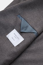 Nahaufnahme von graubraun meliertem Boglioli Sakko 'K. Jacket' mit sichtbarem Innenfutter und Markenlabel, Detailstruktur der Wolle.