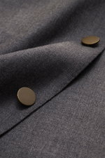 Boglioli Sakko 'K. Jacket' graubraun meliert in Nahaufnahme, strukturierte Leinwandbindung, Slim Fit, zwei Kissing Buttons sichtbar.