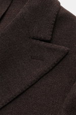 Nahaufnahme des fallenden Revers und feinen Strukturgewebes des dunkelbraunen Boglioli Sakkos 'K. Jacket' aus Wolle und Cashmere, seitliche Perspektive.