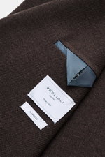 Nahaufnahme des dunkelbraunen Boglioli Sakko 'K. Jacket' mit feinem Strukturgewebe und sichtbaren Etiketten, Perspektive von oben.