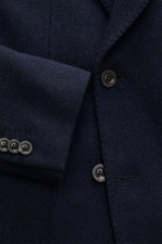 Nahaufnahme des Boglioli Sakkos 'K. Jacket' navy aus voluminöser Wolle mit Cashmere, feinem Strukturgewebe, Kissing Buttons, fallendem Revers und Unconstructed Design.