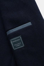 Nahaufnahme von Brusttasche und Stoffstruktur des Boglioli Sakko 'K. Jacket' navy mit voluminöser Wolle und Cashmere, fotografiert aus seitlicher Perspektive.