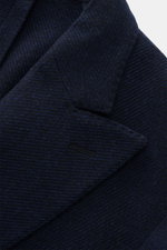 Nahaufnahme des fallenden Revers im feinen Strukturgewebe des Boglioli Sakko 'K. Jacket' navy aus Wolle und Cashmere, fotografiert schräg von oben.