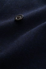 Nahaufnahme eines Knopfes auf dem Boglioli Sakko 'K. Jacket' navy aus voluminöser Wolle mit Cashmere, feinem Strukturgewebe.