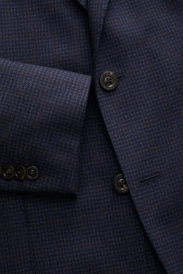 Nahaufnahme des Boglioli Sakko 'K. Jacket' navy/dunkelbraun kariert von vorne schräg, weiche reine Wolle mit Glencheck-Muster, Slim Fit, zwei Knöpfe.