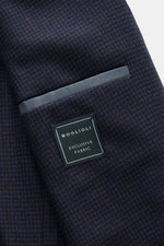Nahaufnahme des Boglioli Sakko 'K. Jacket' navy/dunkelbraun kariert mit Glencheck-Muster, Brusttasche und exklusivem Wollstoff-Label.